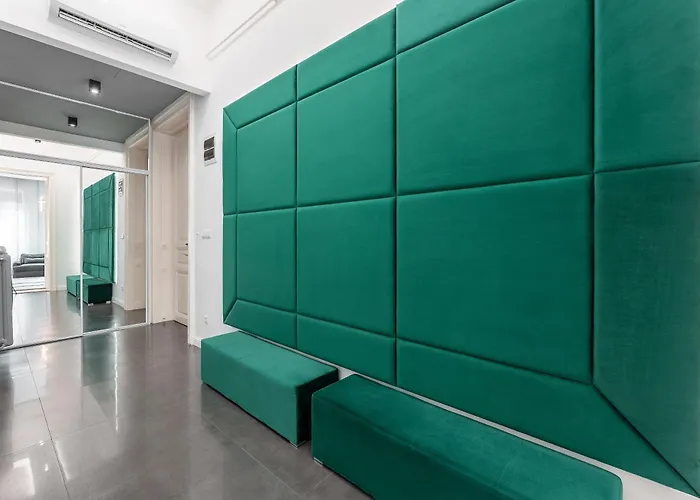 Emerald Chic - *